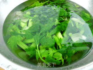 海蜇头拌芹菜的做法步骤：4