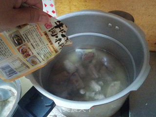 【土豆炖排骨】的做法步骤：8