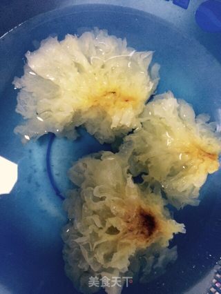 红枣桂圆银耳润肺糖的做法步骤：1