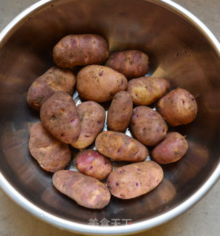 酱油葱花煎土豆的做法步骤：1