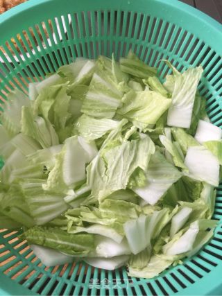 鹌鹑蛋烧大白菜的做法步骤：2