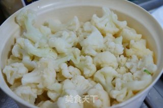 番茄炒菜花的做法步骤：1