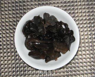 木耳面筋的做法步骤：2