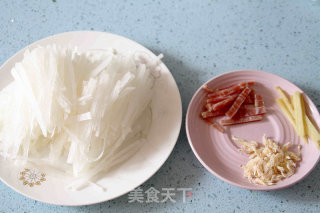 【火腿虾皮萝卜丝汤】：节后下火消脂必备的做法步骤：2