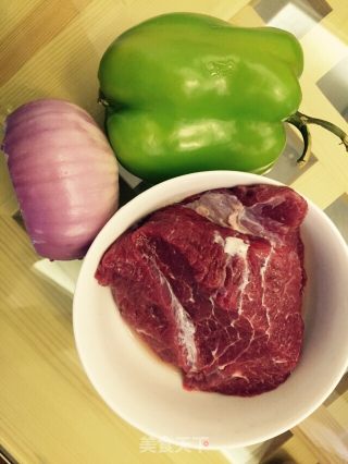 洋葱、甜椒炒牛的做法步骤：1