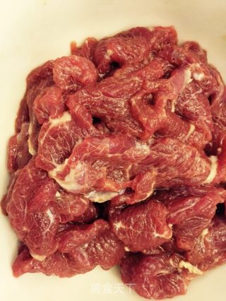 洋葱、甜椒炒牛的做法步骤：2