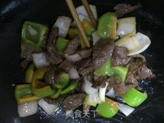 洋葱、甜椒炒牛的做法步骤：8