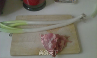 葱爆梅肉的做法步骤：1