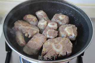 红酒烩牛尾的做法步骤：2