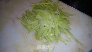 ‘凉拌’三宝――胡萝卜莴笋拌肉干丝的做法步骤：7