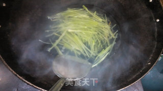 ‘凉拌’三宝――胡萝卜莴笋拌肉干丝的做法步骤：8