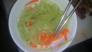 ‘凉拌’三宝――胡萝卜莴笋拌肉干丝的做法步骤：9