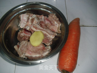 胡萝卜烧排骨的做法步骤：1