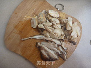 菌香披萨的做法步骤：3