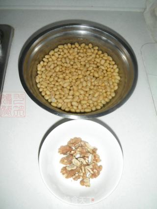 核桃豆浆的做法步骤：1