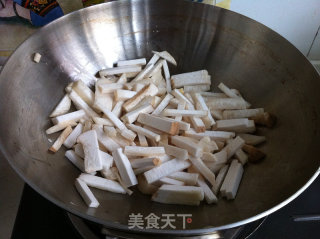 杏鲍菇炒韭菜梗的做法步骤：3