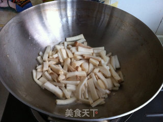 杏鲍菇炒韭菜梗的做法步骤：4