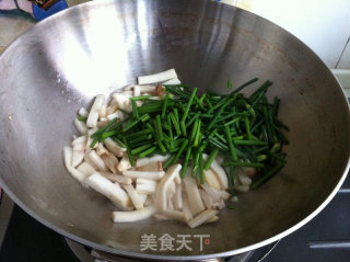 杏鲍菇炒韭菜梗的做法步骤：5