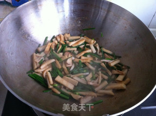 杏鲍菇炒韭菜梗的做法步骤：7