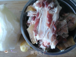 白萝卜炖腊猪脚的做法步骤：1