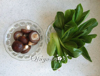 香菇油菜的做法步骤：1