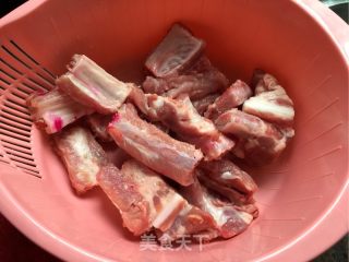 玉米排骨汤的做法步骤：1