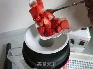 春节过后减肥瘦腰养胃来一杯香甜的草莓奶汁的做法步骤：3