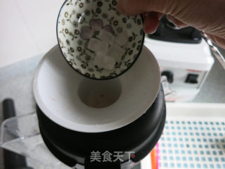 春节过后减肥瘦腰养胃来一杯香甜的草莓奶汁的做法步骤：4