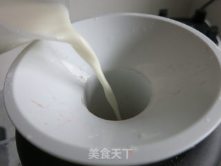 春节过后减肥瘦腰养胃来一杯香甜的草莓奶汁的做法步骤：5