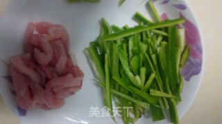 肉丝炒豆芽的做法步骤：2