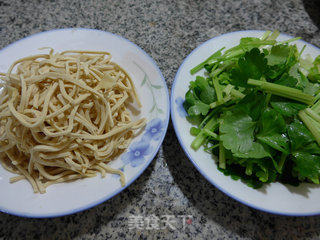 芹菜炒千张丝的做法步骤：1