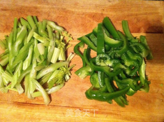 菜椒芹菜炒鸡蛋的做法步骤：1