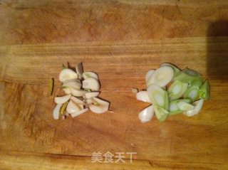 菜椒芹菜炒鸡蛋的做法步骤：2