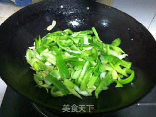 菜椒芹菜炒鸡蛋的做法步骤：5
