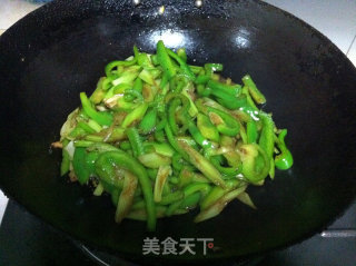 菜椒芹菜炒鸡蛋的做法步骤：7