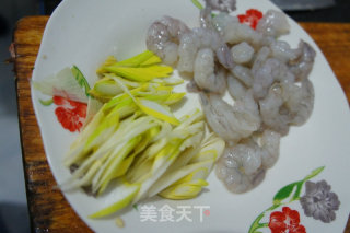 虾仁炒鸡蛋的做法步骤：2