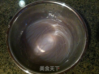 香菇粉条鸡蛋汤的做法步骤：2