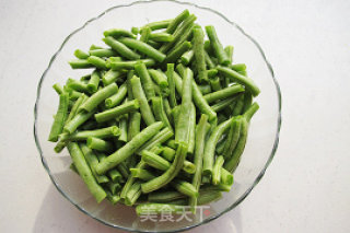 爸爸的味道：扁豆焖面的做法步骤：1