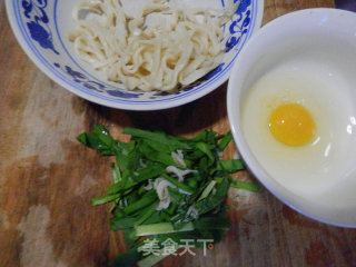 煎面条蛋饼的做法步骤：1
