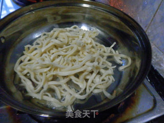 煎面条蛋饼的做法步骤：2
