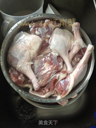脆皮鸭腿的做法步骤：1