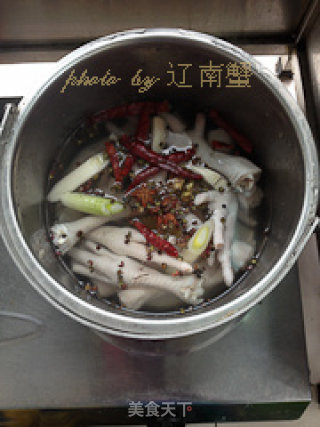 泡椒凤爪的做法步骤：1