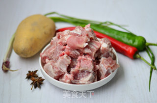 土豆烧排骨的做法步骤：1