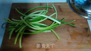 凉拌手撕蒜苔的做法步骤：2