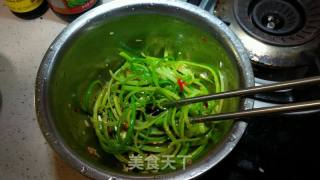 凉拌手撕蒜苔的做法步骤：9