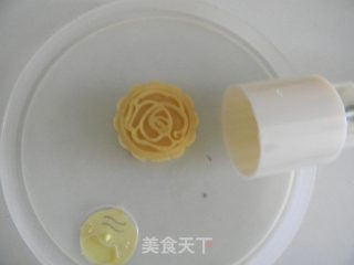 蜂蜜奶黄馅月饼的做法步骤：7