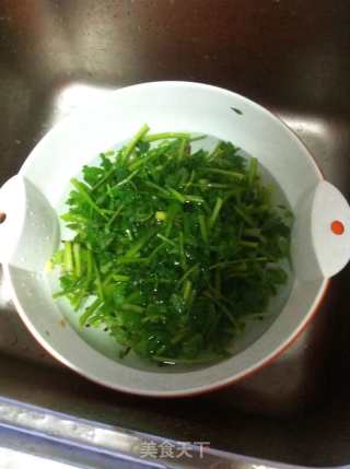 芹菜芽炒蒜苗的做法步骤：3