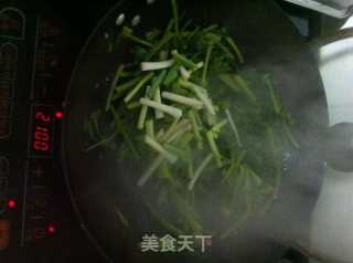 芹菜芽炒蒜苗的做法步骤：6