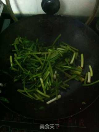 芹菜芽炒蒜苗的做法步骤：7