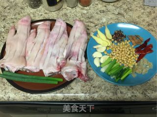 秘制烤猪蹄的做法步骤：1